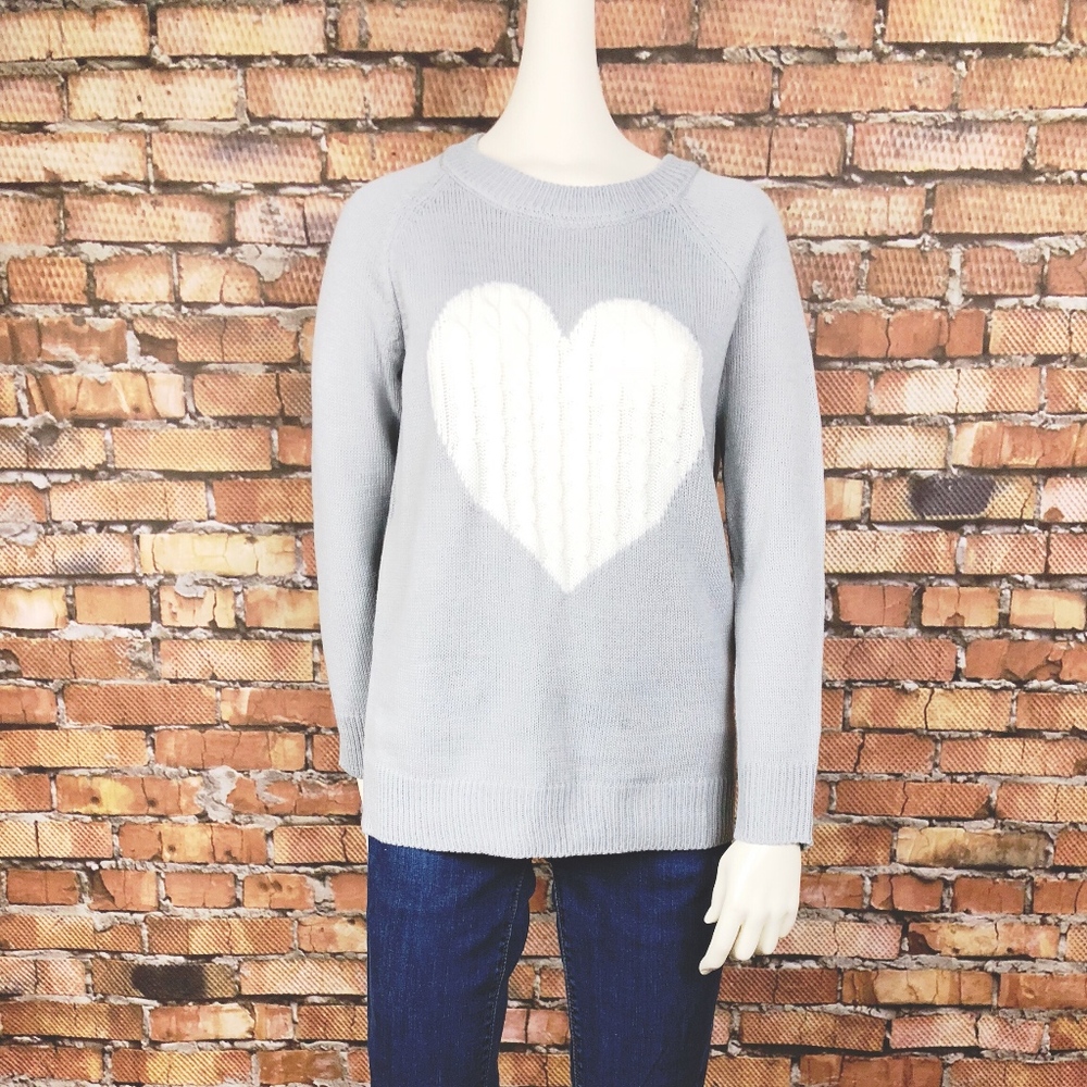 NWT 🎄 Grey with White Heart Sweater SZ M 🎄 - Picture 3 of 7
